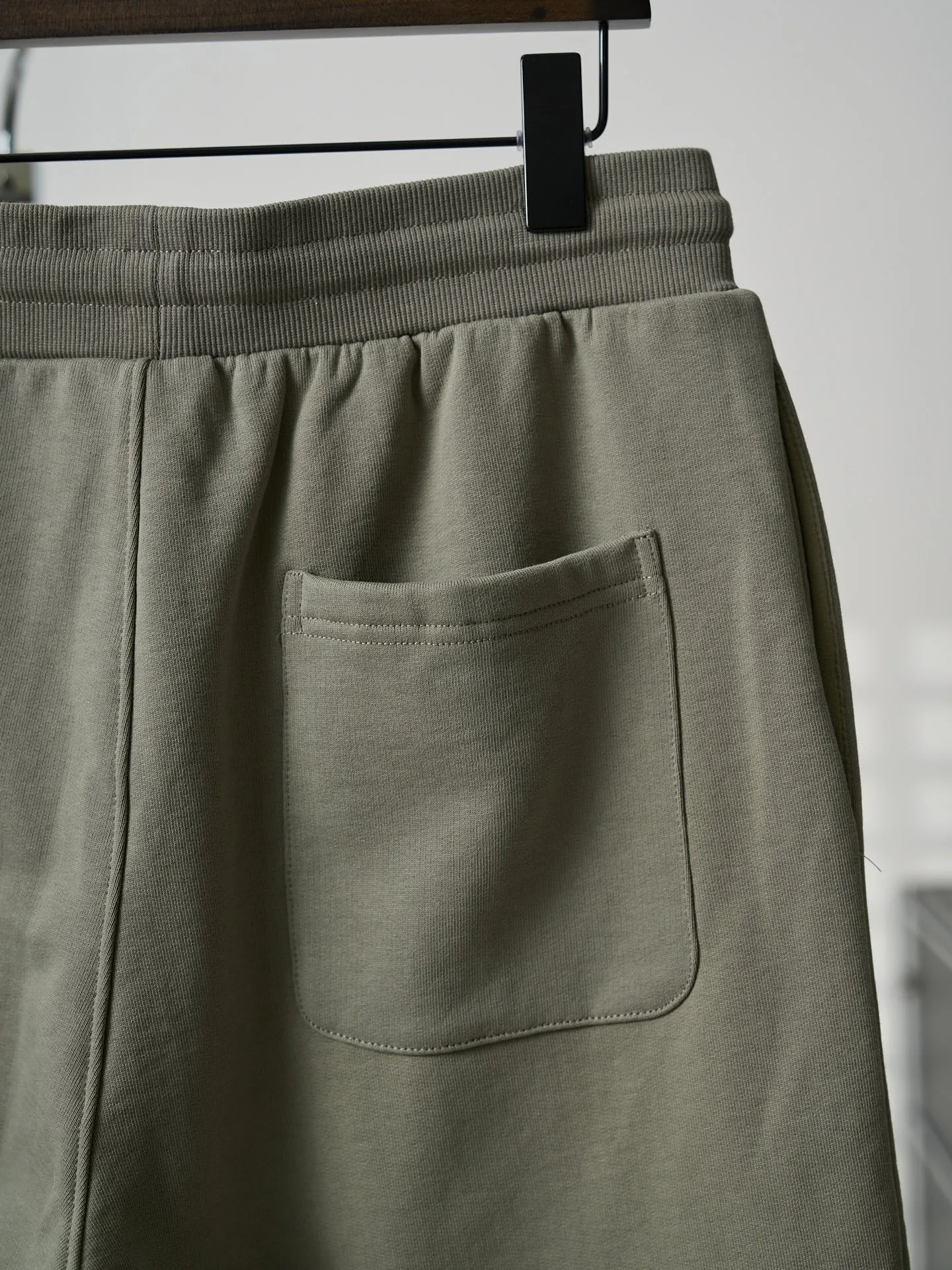 [Real auction] Ami/Ami love heart embroidered shorts [In Stock] S M L Love embroidery work with high precision, smooth and delicate lines, fermentation washing and softening, using the fermentation effect produced by mixing yeast, water and mild detergent to gently treat the fabric, improving the overall softness and loose fit.